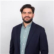 Laureato in storia e filosofia, con Master di II livello in Intelligence, impartisce lezioni private e approfondimenti